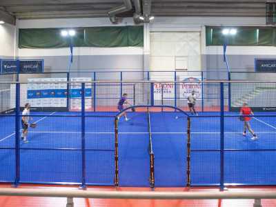 ...si pratica a coppie su un rettangolo chiuso da pareti su quattro lati, con l'eccezione delle due porte laterali d'ingresso